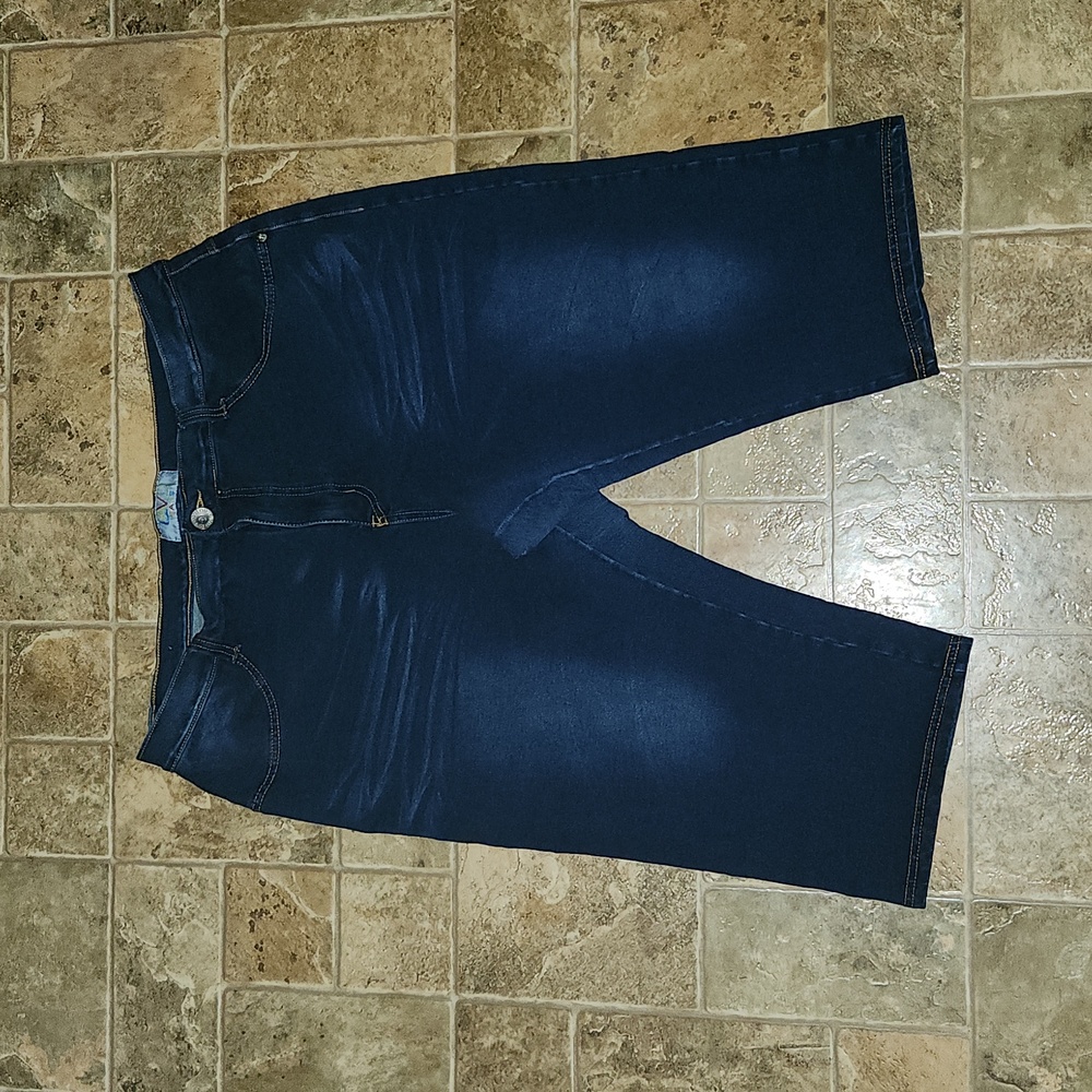 Plus size dark denim capris
